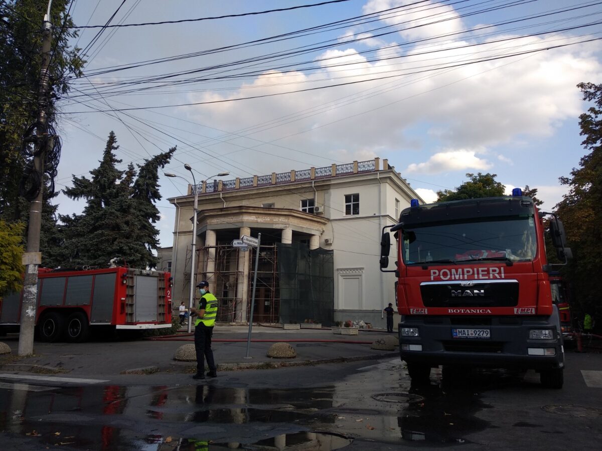 Filarmonica Națională din Chișinău -  tot în ruină. 6 milioane de lei donați de oameni, blocați în conturi. Reconstrucția așteaptă bugetul