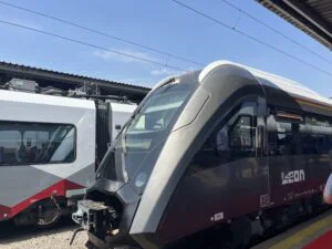 Leon, primul tren fabricat în România, a fost pus pe șine. A fost testat pe o distanță de 30.000 de km