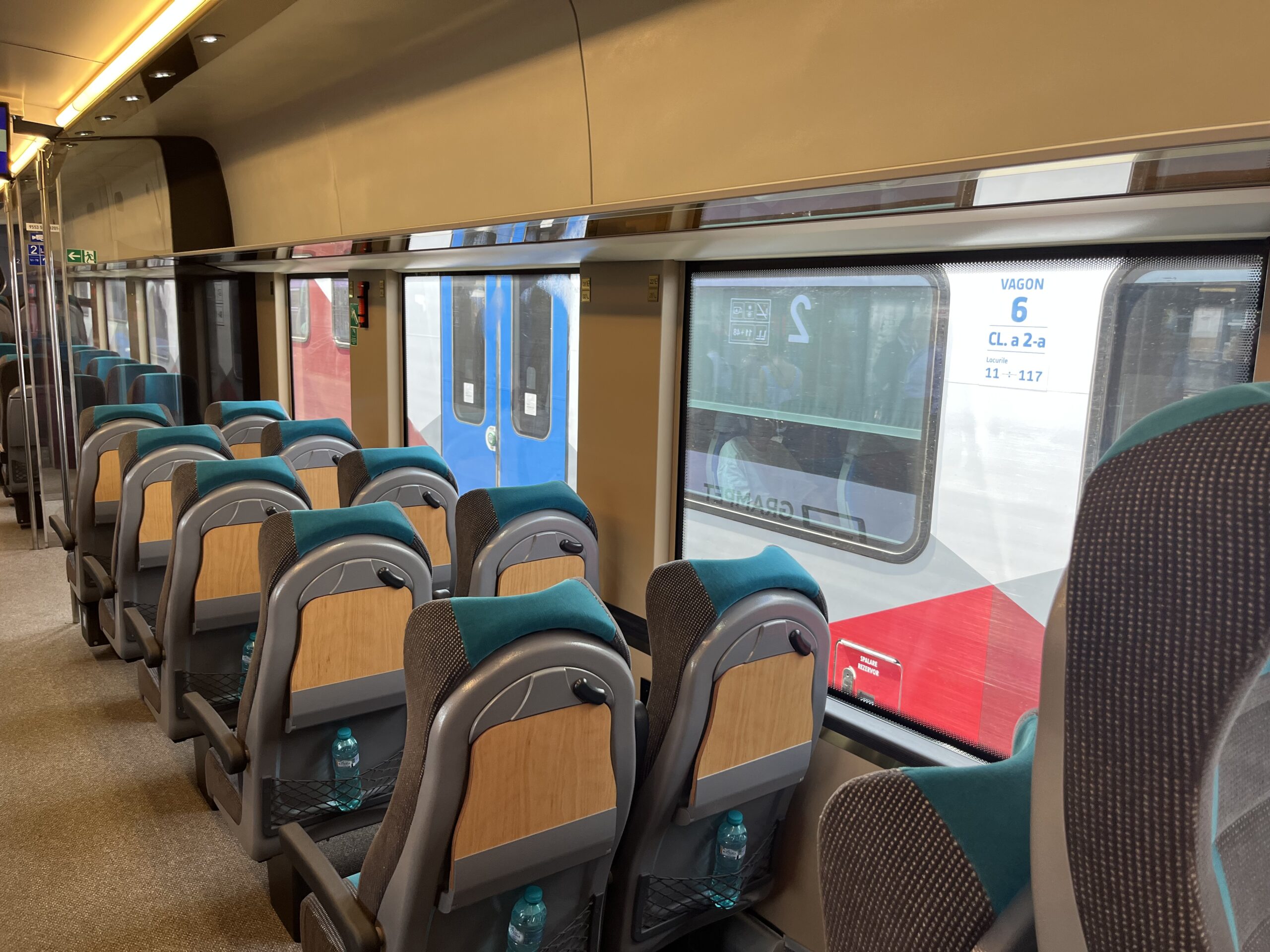 Componența sa include trei vagoane, cu o capacitate totală de 145 de locuri – 11 la clasa VIP și 134 la clasa a II-a. (sursă foto: arhiva companiei)