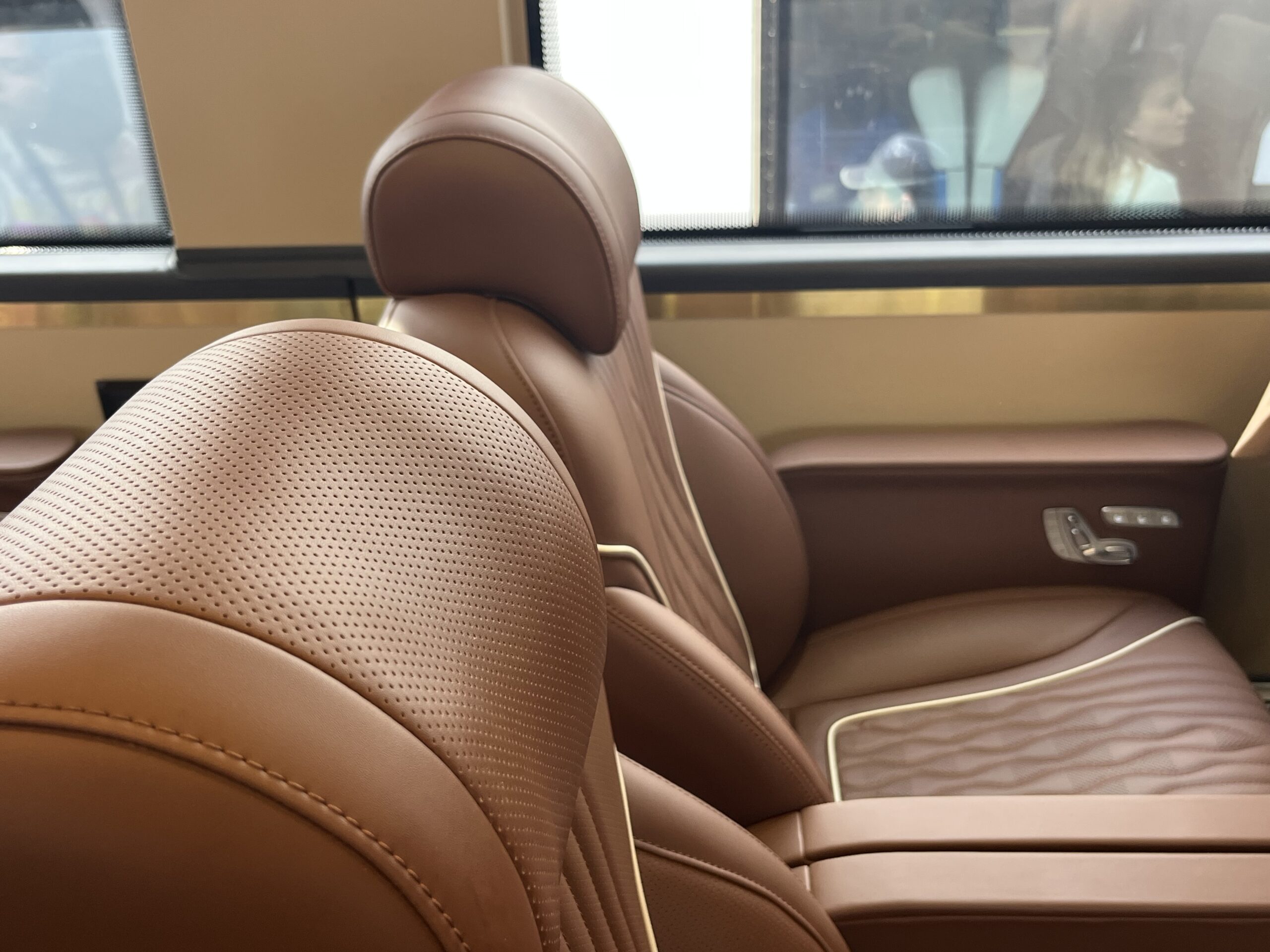 Leon este dotat cu scaune confortabile, rabatabile și ergonomice, iar designul interior este modern și adaptat cerințelor actuale de confort și siguranță. (sursă foto: arhiva companiei)