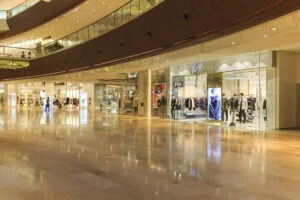 Jaf la un magazin de bijuterii dintr-un mall din Timișoara. Hoțul, prins după ce a atacat angajata