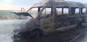 20 de pasageri ai unui microbuz, scăpați ca prin minune, pe DN22