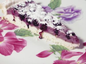 Desert de sezon: prăjitură lejeră cu cireșe și ricotta, gata în câțiva pași