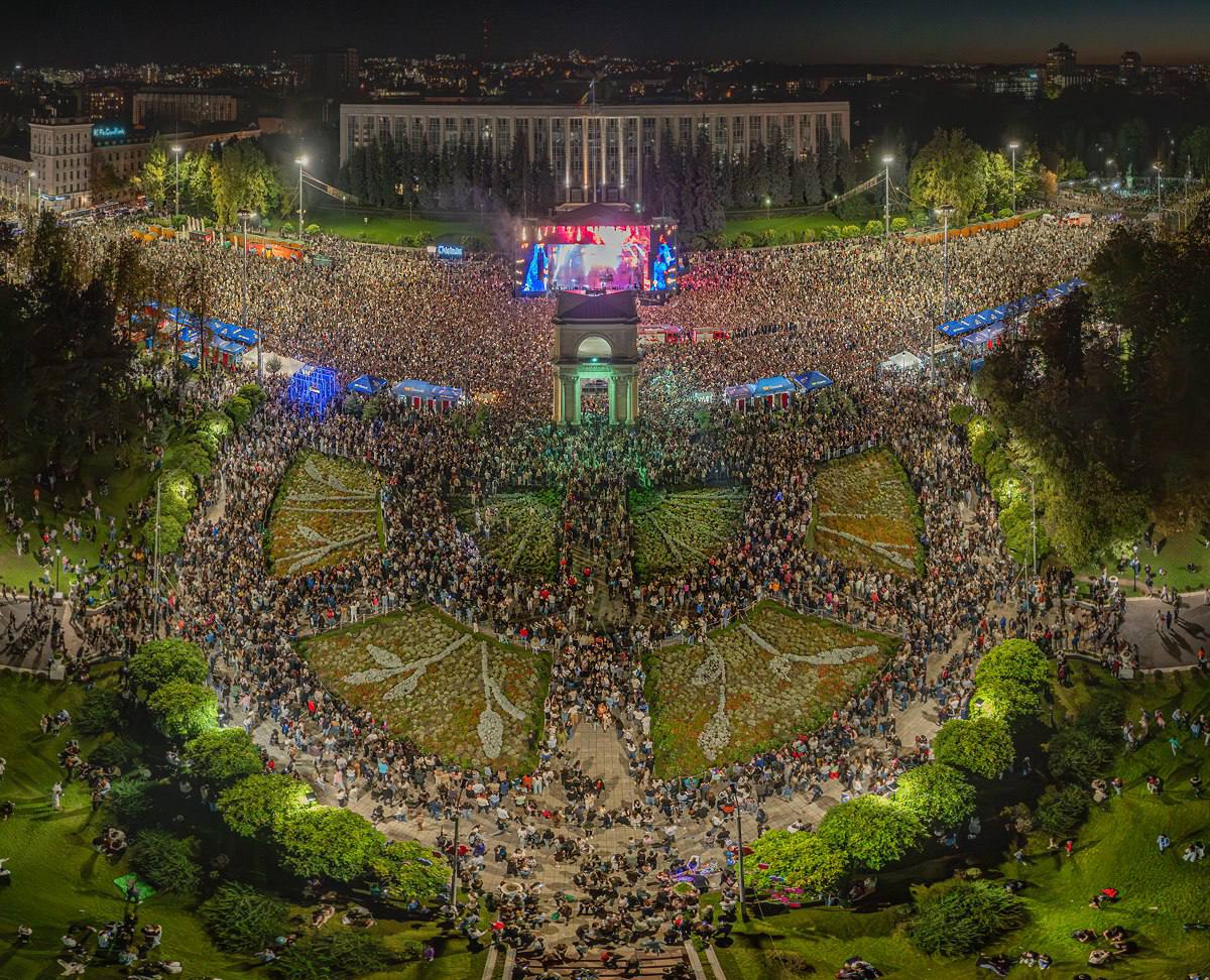 Festival în Piaţa Marii Adunări Naţionale