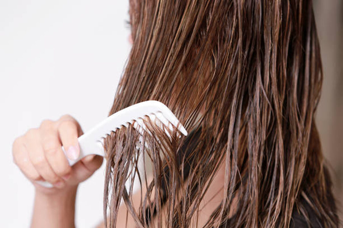 De ce nu e bine să îți piepteni părul ud. Explicația hair stylistilor
