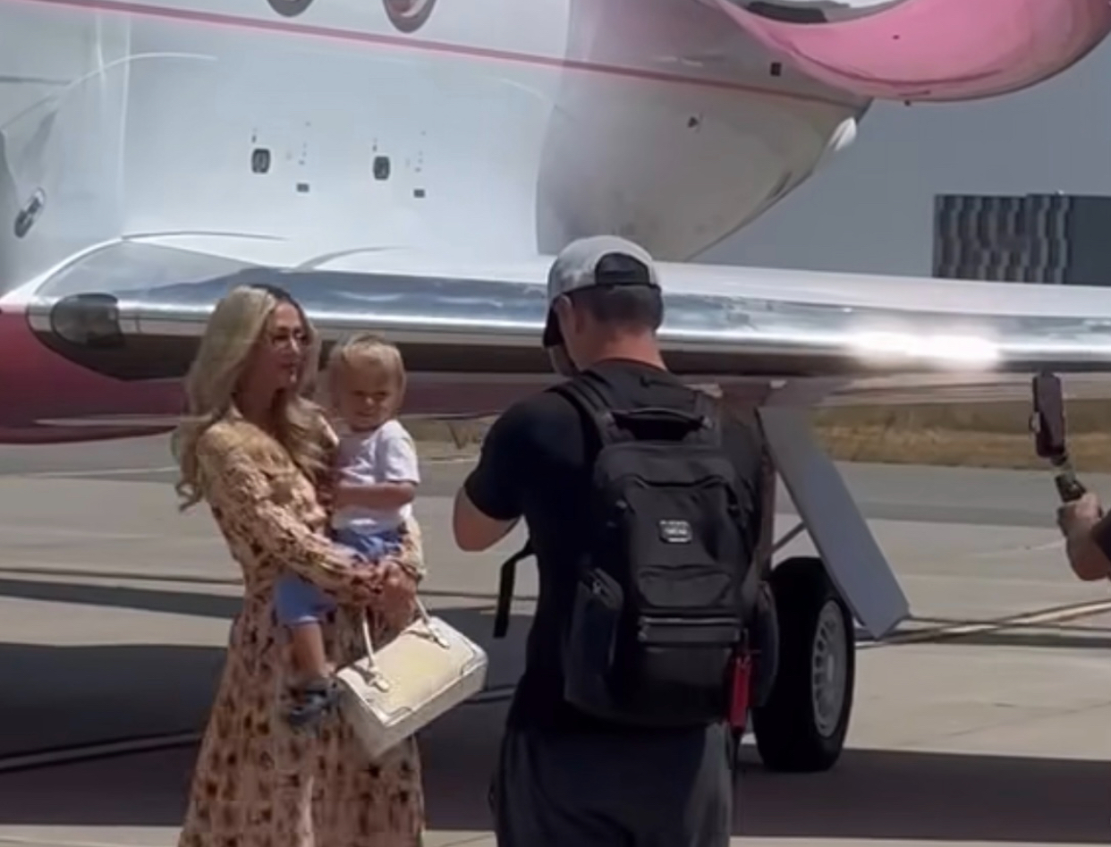 Paris Hilton a ajuns în România. Celebra DJ-iță va face show pe stadionul Ion Oblemenco