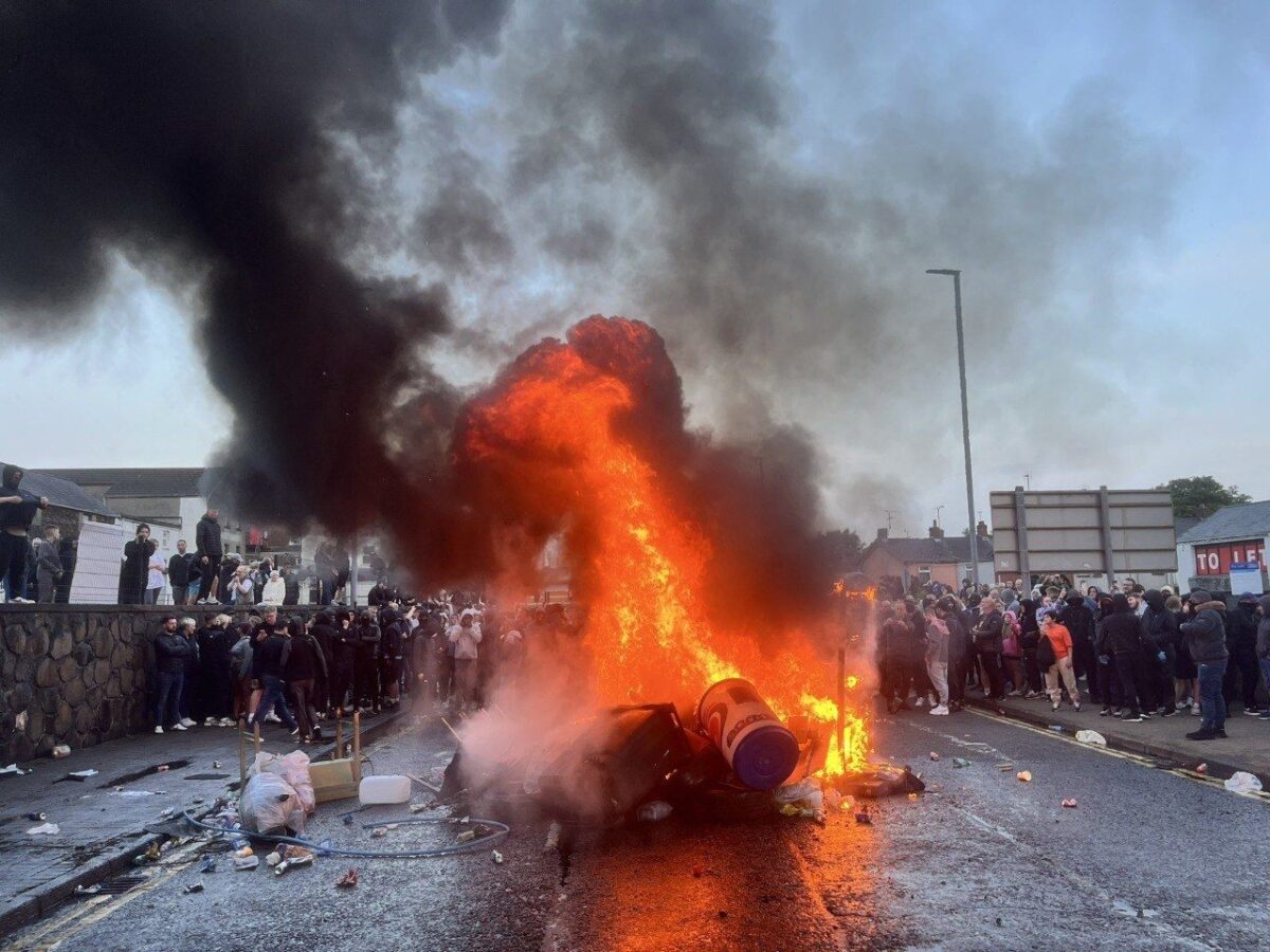 Arhiepiscopia Ortodoxă Română cere calm și prudență comunității românești din Irlanda de Nord