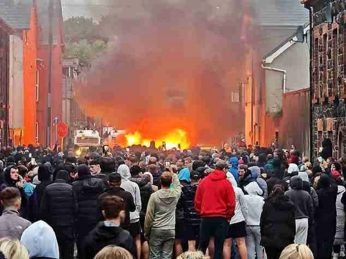 A treia seară de proteste în Irlanda de Nord. Poliția antirevoltă, atacată cu cocktailuri Molotov