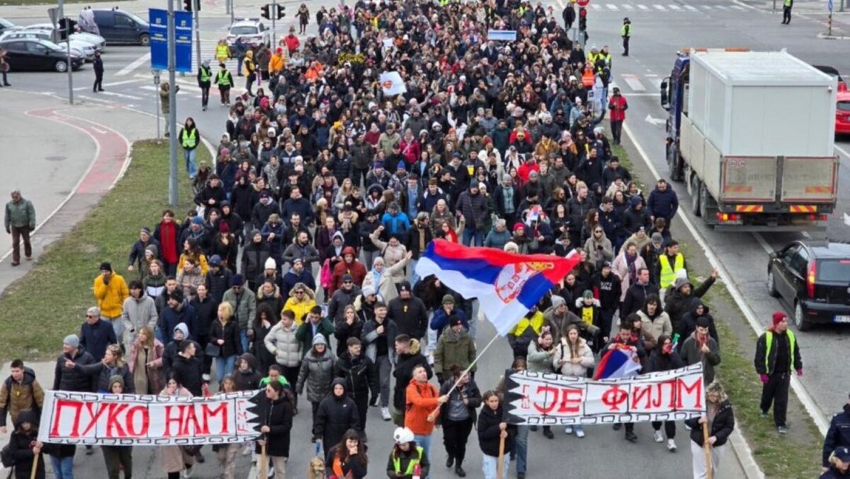 Proteste în Serbia: Mii de oameni au ieșit în stradă și au cerut alegeri anticipate