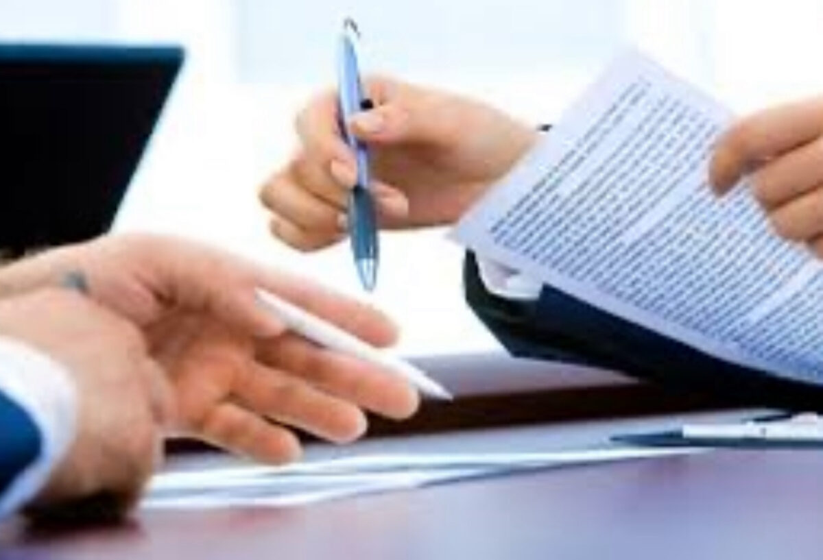 Paradox economic: Salariile cresc, dar și numărul restanțierilor la bănci. Renegocierea creditelor, ultima speranță