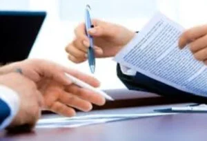 Paradox economic: Salariile cresc, dar și numărul restanțierilor la bănci. Renegocierea creditelor, ultima speranță