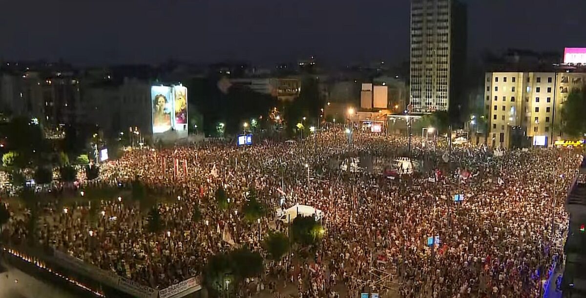 Novi Sad, sub asediu. Manifestanții antiguvernamentali au atacat sediul partidului lui Vucic