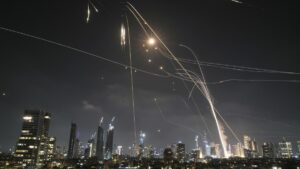 Israelul intră în alertă maximă. Spațiul aerian, închis după bombardamentele din Iran