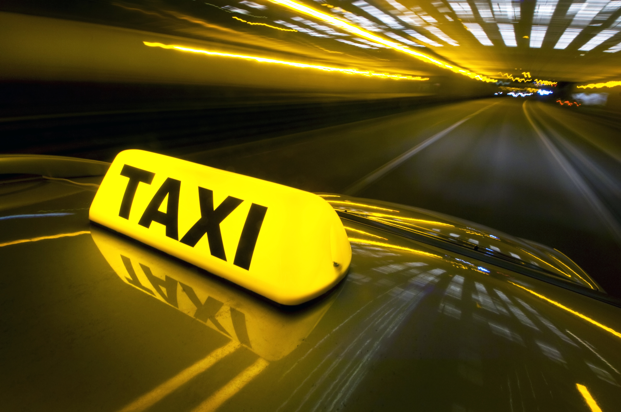 Taximetriștii din Capitală, acuzați de transferuri frauduloase din conturile clienților. Cinci suspecți, sub control judiciar