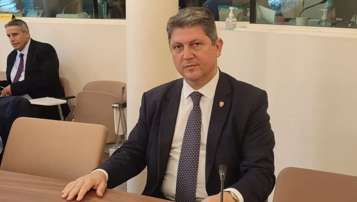 Senatorul cu studii la matrimoniale tulbură apele în PSD. Corlățean: Soldați de strânsură, agramați si rudimentari