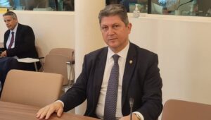 Senatorul cu studii la matrimoniale tulbură apele în PSD. Corlățean: Soldați de strânsură, agramați si rudimentari