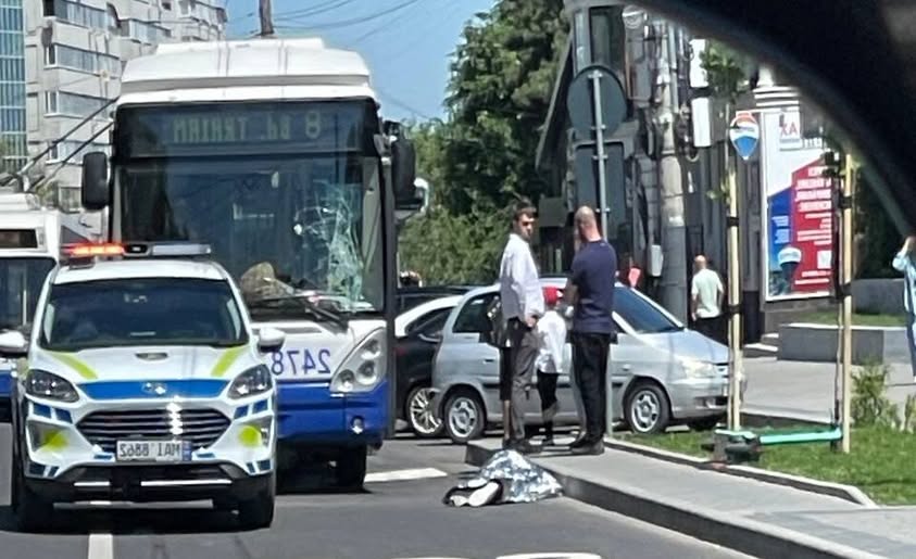 Reținerea unui șofer de troleibuz, implicat într-un accident mortal, stârnește controverse. Transportatorii anunță proteste