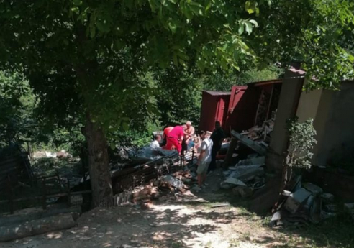 Un cuplu a fost prins sub un zid care s-a prăbușit. Femeia a murit
