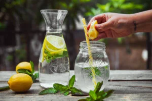 Apă cu lămâie, o rutină zilnică. Ce se întâmplă cu corpul tău dacă o bei în fiecare dimineață?