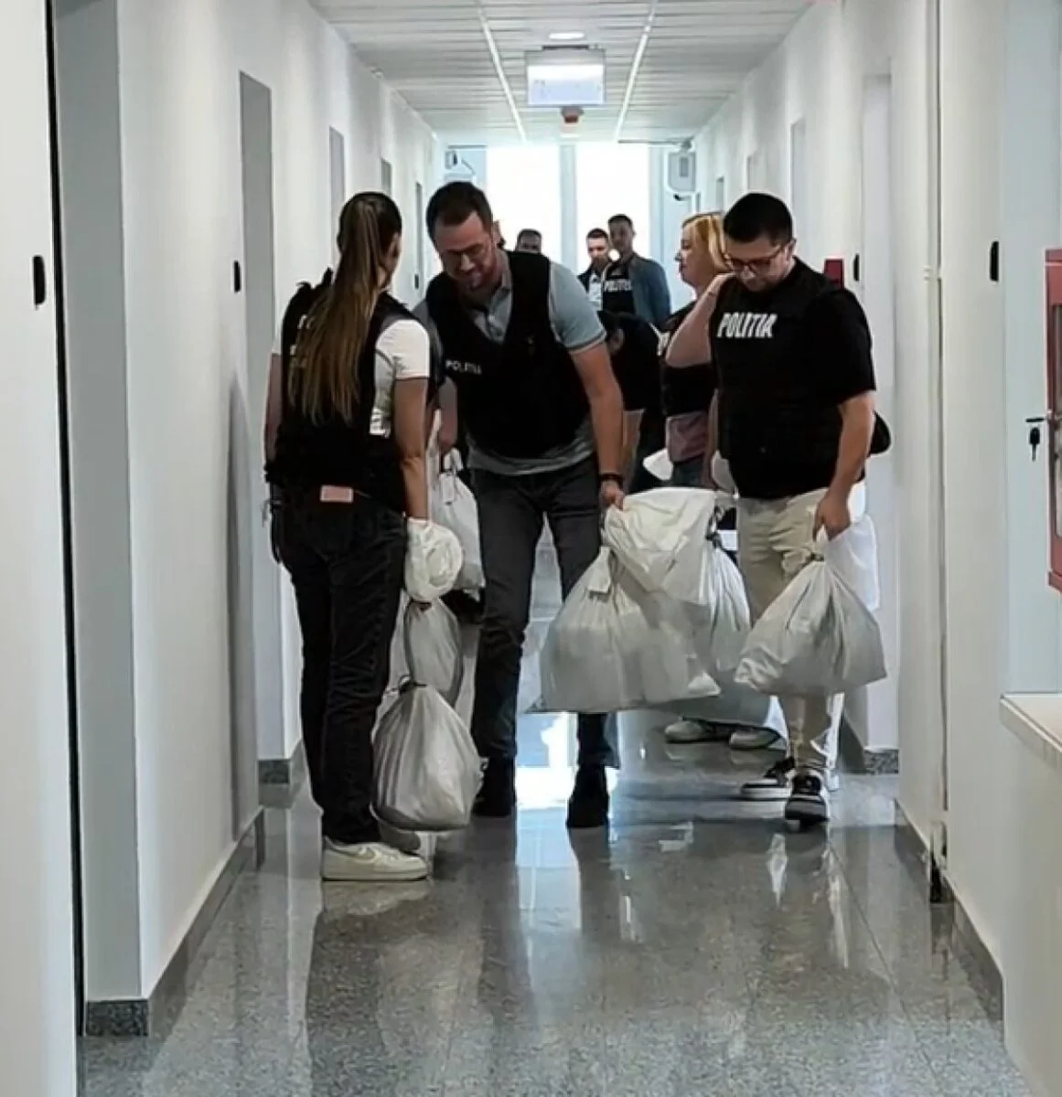 Polițiștii care au descoperit sacii cu bani proveniți din jaful de la Poștă, recompensați