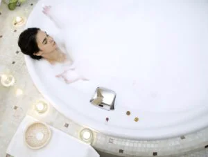 Baia în cadă, mai bună pentru sănătate decât sauna