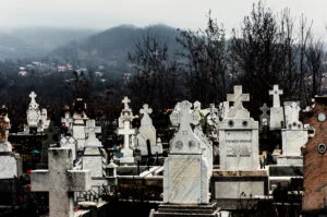 Lege nouă pentru locurile de veci. Românii scapă de mari bătăi de cap în momentele tragice