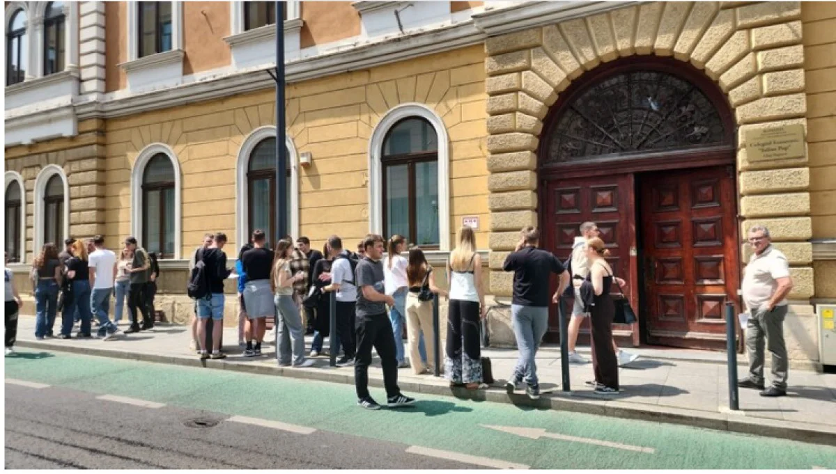 Subiectele de la Bac care au ajuns în online, filmate cu o cameră aflată într-un instrument de scris