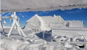 Stația meteo Vlădeasa, făcută scrum azi-noapte, reconstruită de voluntari