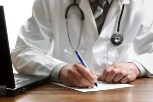 Rețeaua concediilor medicale false. Medicii și pacienții, în vizorul CNAS