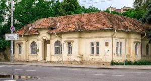 Eugen Doga: monument uitat în centrul Chișinăului. Clădirea se prăbușește după ani de paragină