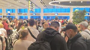 Haos pe Aeroportul Chișinău. Pasagerii, cu bilete scrise de mână: „Cine a mai zburat cu așa hârtii?”