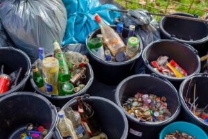 Moldovenii vor putea returna sticle, doze și recipiente din plastic. În schimb, vor primi bani