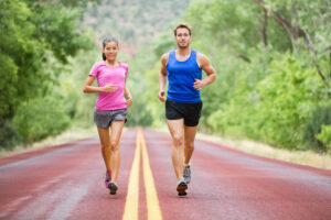 Șase sfaturi aprobate de medici pentru fitness în aer liber fără accidentări