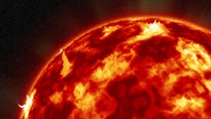 O furtună solară ar putea lovi Pământul. Efectele asupra tehnologiei și sănătății