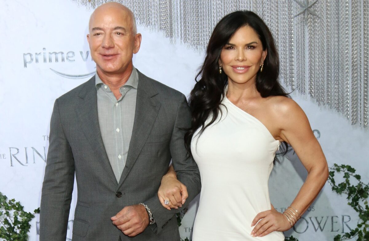 Jeff Bezos obligat de manifestanții de extremă stânga să-și mute nunta