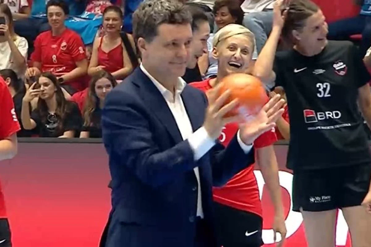 Nicușor Dan, la gala Cristinei Neagu: Am vrut să dau boltă, dar mi s-a lipit mingea de mână