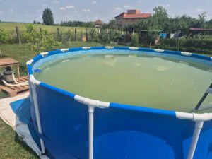 Cum îți cureți piscina dacă apa s-a îngălbenit. Metodele eficiente
