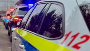 Un bărbat cu tulburări psihice, împușcat de poliție după ce a agresat trecători