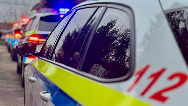 Un bărbat cu tulburări psihice, împușcat de poliție după ce a agresat trecători