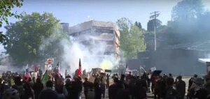 Polițiști răniți de protestatarii violenți la Portland, la o răzmeriță anti-ICE