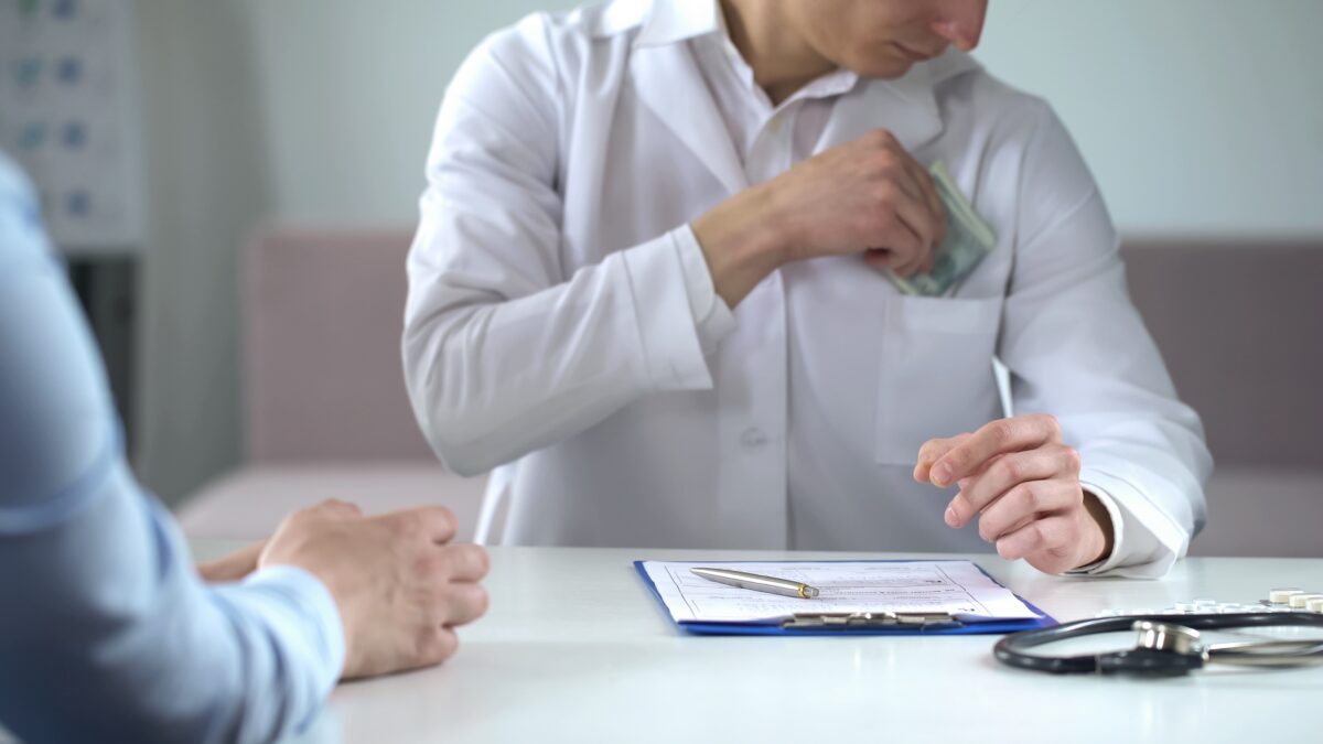 Corupție în Sănătate. Medici acuzați de fals. Pagubă de milioane din banii contribuabililor