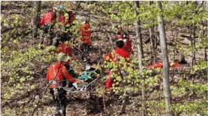 Un tânăr de 35 de ani, găsit de iubita lui, spânzurat în pădure