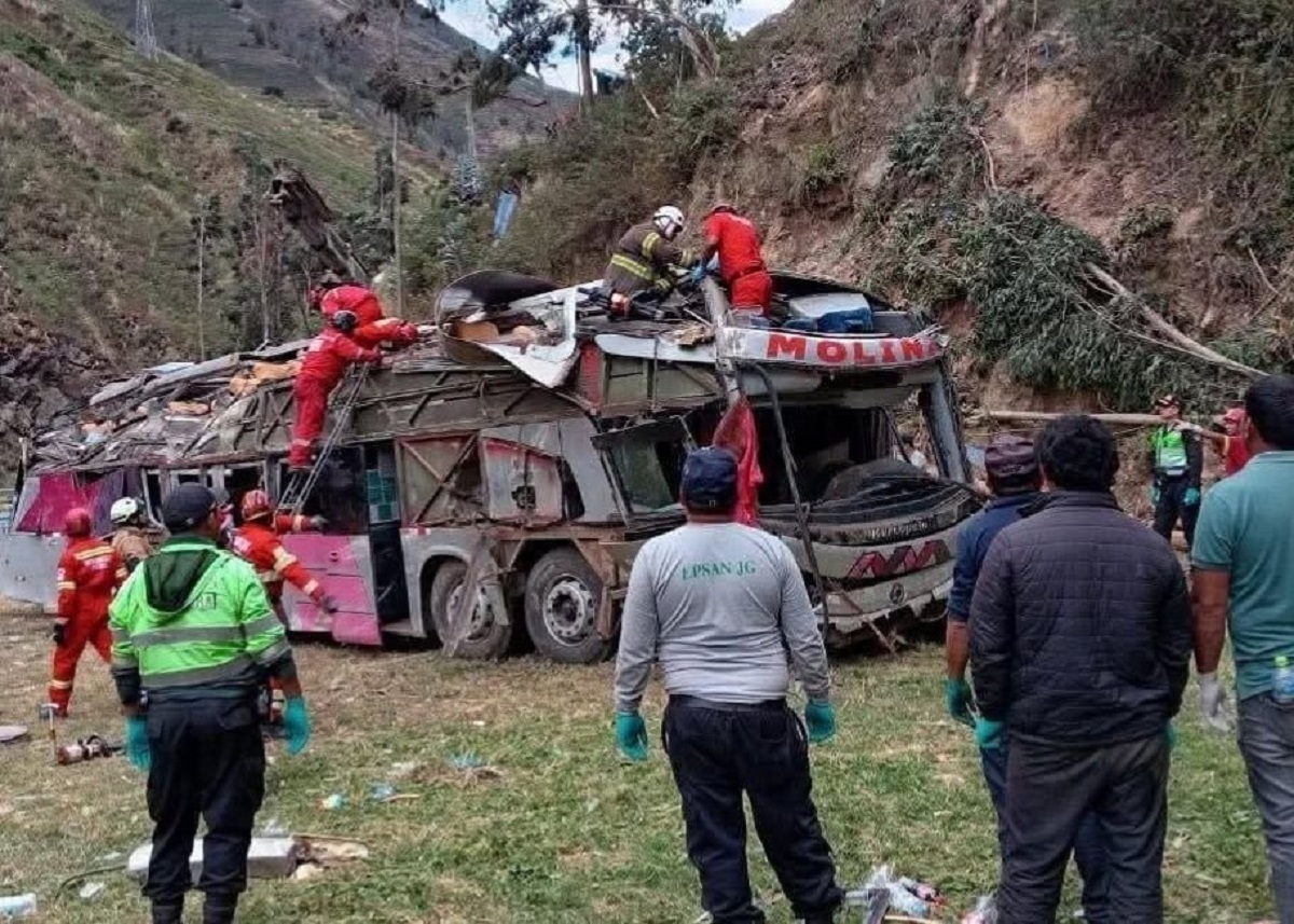 Accident grav în Peru. Cel puțin 18 persoane au murit după ce un autobuz s-a prăbușit într-o râpă