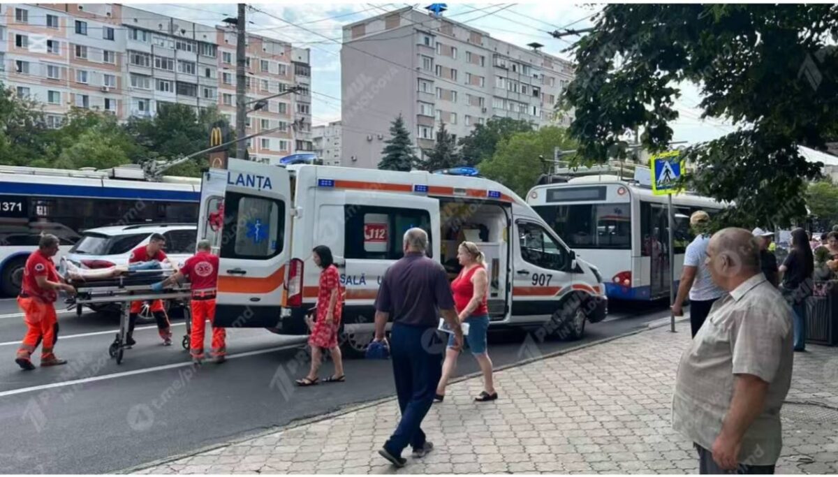 Două accidente cu troleibuze în Chișinău, la doar câteva ore distanță. Copii răniți și pasageri în spital