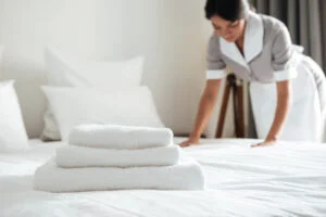 Incredibil ce găsește o menajeră româncă în camerele de hotel din SUA