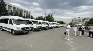 Microbuze trase pe dreapta și claxoane la Guvern de la Chișinău