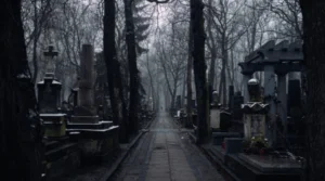 Au săpat în cimitir, dar n-au reușit să fure nimic. Mai multe morminte, vandalizate într-un oraș din Republica Moldova