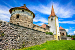 Satul magic din România. Trei minuni într-un singur loc: castel, vulcan și un lac de smarald