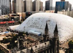China folosește cel mai mare balon gonflabil din lume pentru construcții. Video