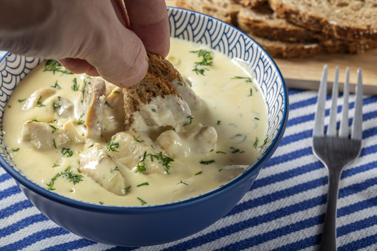 Rețetă de ciulama cu pui și smântână. Care e secretul marilor bucătari